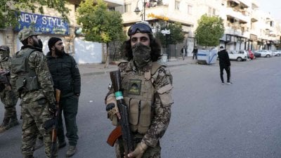 بمباركة ترامب... دمشق تفتح أبواب الجيش للمقاتلين الأجانب