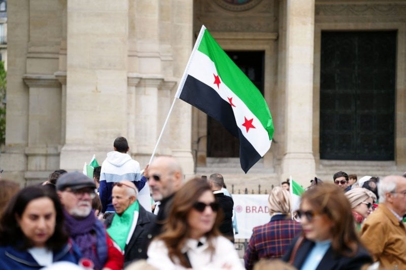"رفعنا العقوبات عن سوريا"... باريس تؤكد حصولها على "ضمانات واضحة"
