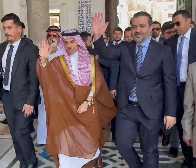 هيام السوريين على الرياض... هتافات "الله حي السعودية" تستقبل بن فرحان (فيديو)