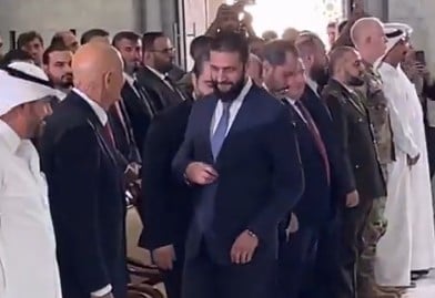 بالفيديو: وقفة احترام أميركية لافتة خلال استقبال الشرع!