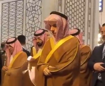 بالفيديو: بن فرحان يؤمّ الصلاة في الجامع الأموي