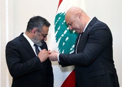 تقديراً لأعماله الإبداعية... بالصور: عون يمنح جورج خباز وسام الاستحقاق اللبناني الفضي