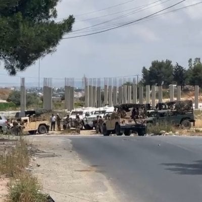 اليونيفل تُوقَف ميدانياً في الجنوب... رايات حزب الله تُرفع على الآليات! (فيديو)