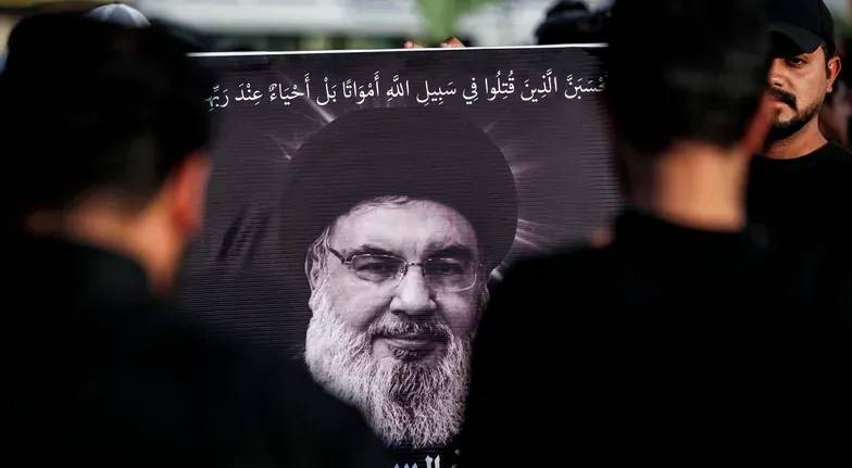 في أول عيد أضحى بعد غيابه... صورة نادرة لنصرالله في الحج!