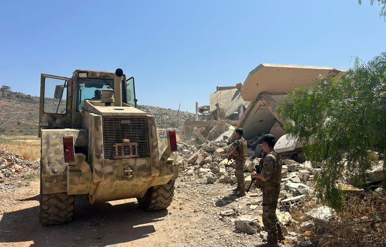 بالتعاون مع اليونيفيل... الجيش يزيل عدد من السواتر الترابية في الجنوب!