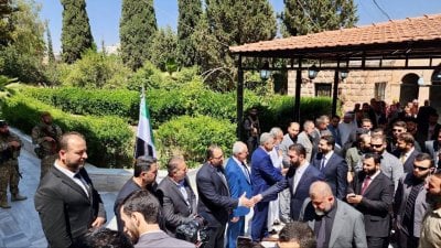 بالفيديو: استقبال شعبي حافل للشرع في أول زيارة رسمية إلى درعا