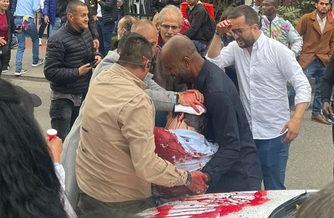 فيديو يوثّق الرعب... لحظة إصابة مرشّح رئاسي في كولومبيا بإطلاق نار

