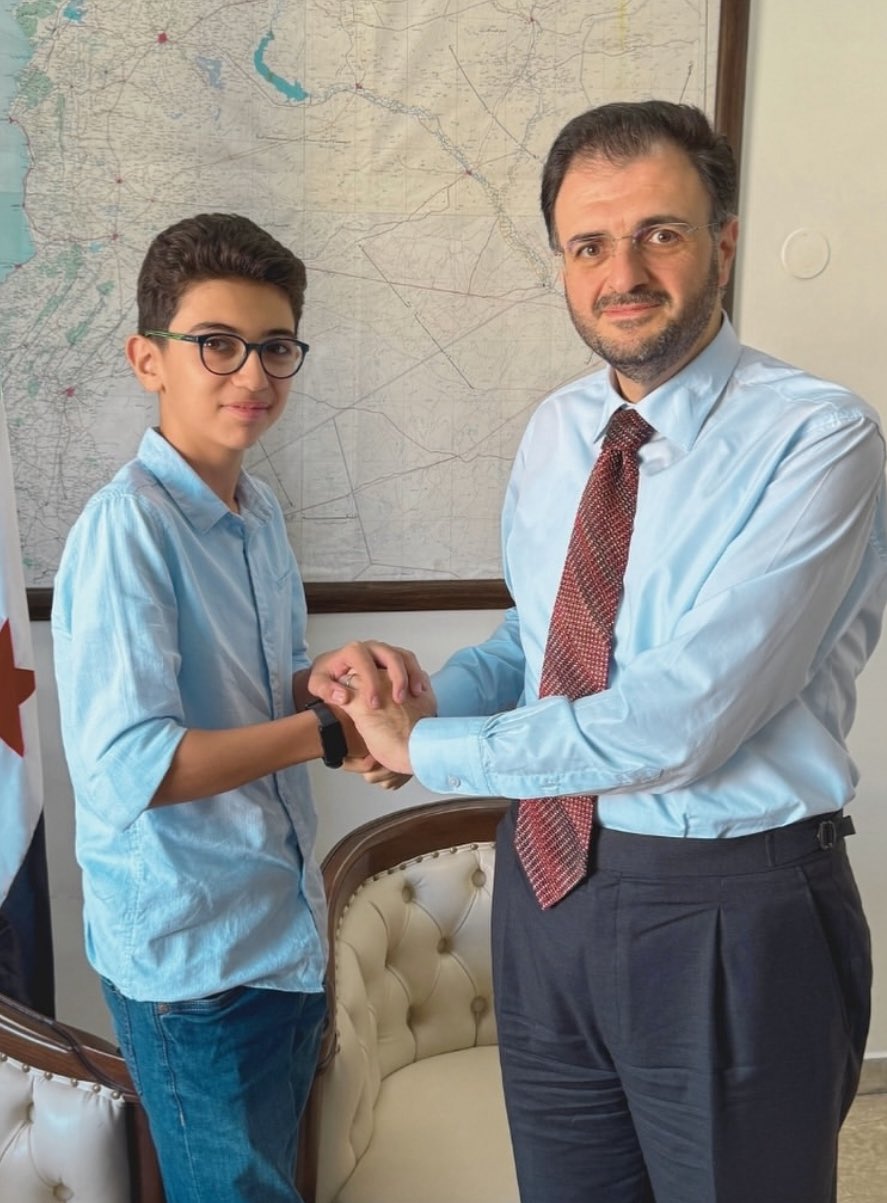 وزير سوري يثير تفاعلاً واسعاً... ويعيّن طفلاً ناطقاً باسم وزارته!