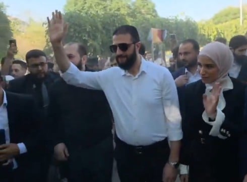 مشاهد للشرع يتجول مع زوجته في حديقة تشرين وسط دمشق