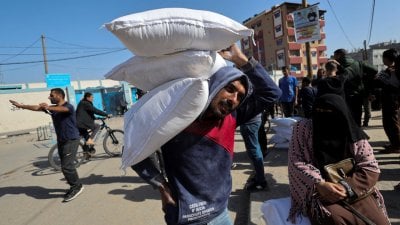 تحت الضغط والتهديد... مؤسسة غزة تُبرر تعليق عملياتها
