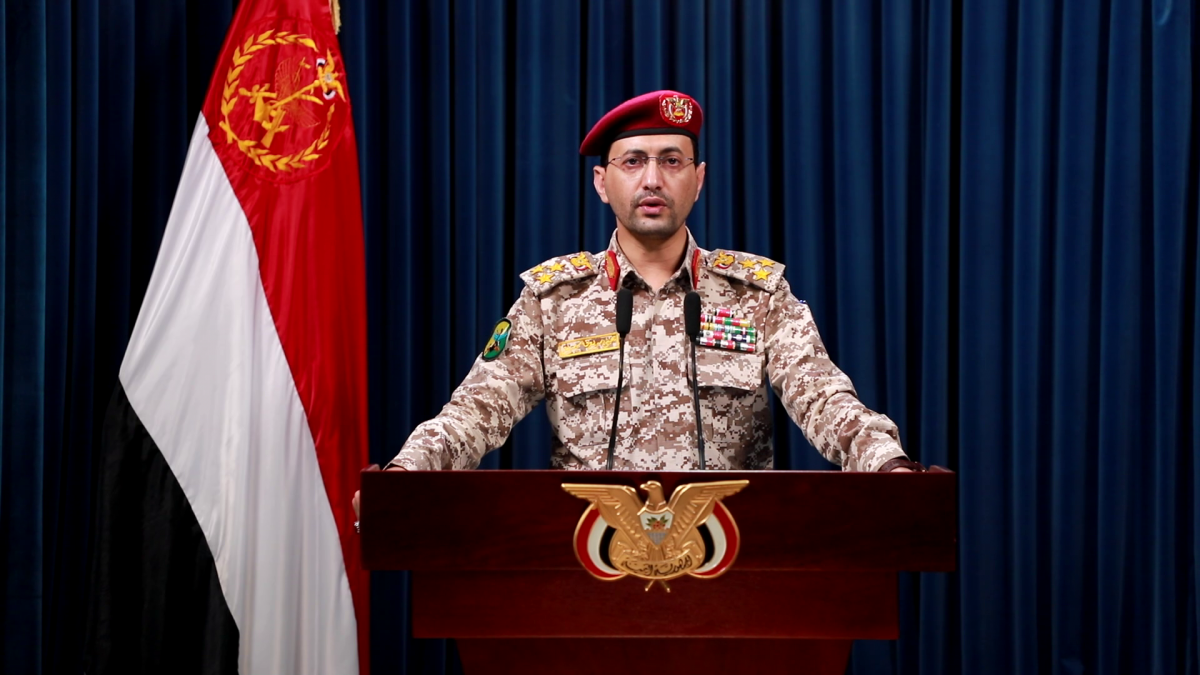 بِصاروخين باليستيين... القوات المسلحة اليمنية تستهدف مطار اللد