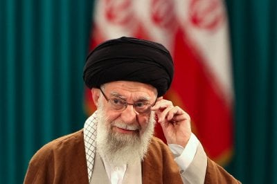 خامنئي يتوعّد إسرائيل بالعبرية: 