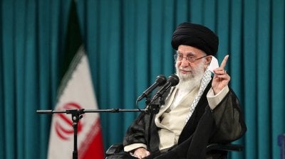 متوعّدًا بردّ قاسٍ... أول تعليق من خامنئي على الضربات الإسرائيلية
