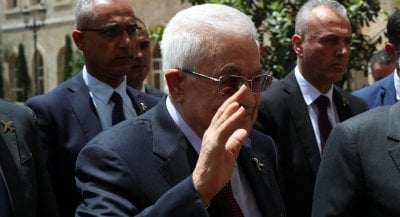 “أبو مازن” يطلب تجميد تسليم السلاح
