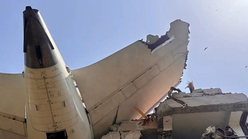 حاملاً بطاقة صعوده... فيديو لـ 