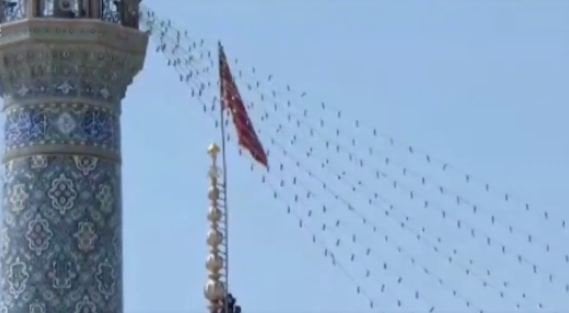 على قبة مسجد في قم... بالفيديو: إيران ترفع راية 