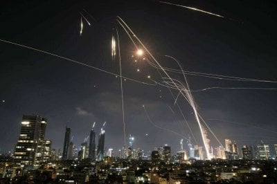بداية الرد الإيراني... وصواريخ اعتراضية في الأجواء اللبنانية (فيديو وصور)
