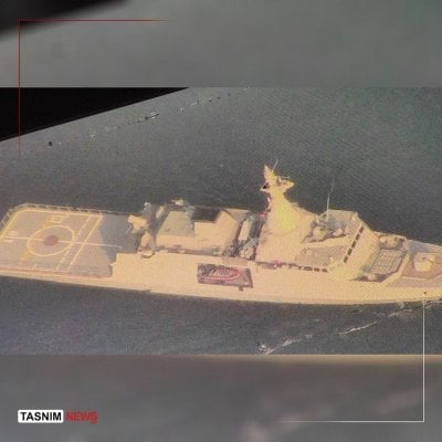 في بحر عمان... إيران تعترض مدمرة تجسس بريطانية (صورة)