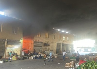 النبطية: حريق ضخم يلتهم مستودعًا في سوق الخضار! (فيديو)