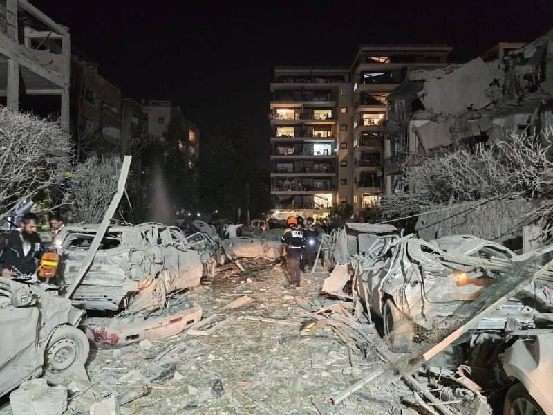 بالصور: صواريخ إيران تُصيب تل أبيب... أضرار في مبانٍ وإصابات بالعشرات