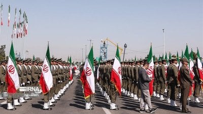 إيران تعتقل 5 أشخاص بتهمة 