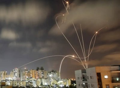 ليلة ثالثة من النار.. إيران تهاجم وتتوعد وإسرائيل تتأهب (فيديو)