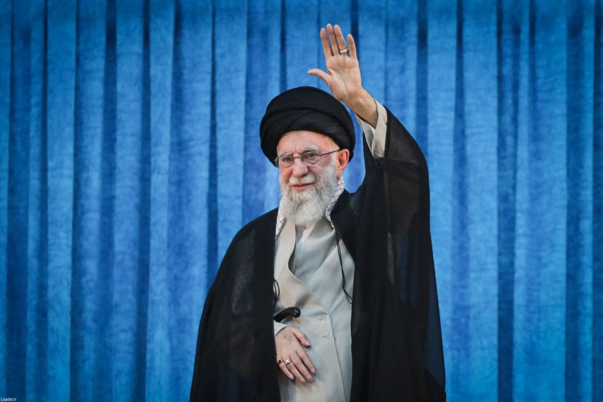 نقل خامنئي وعائلته إلى ملجأ تحت الأرض في طهران