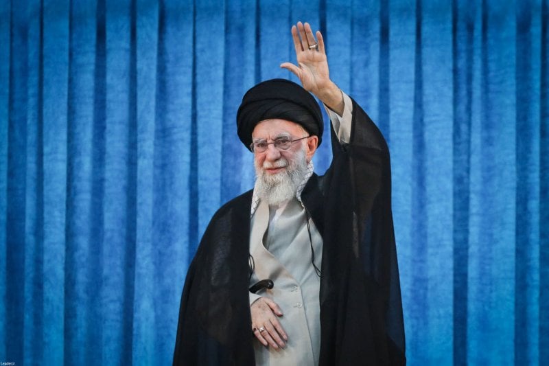 نقل خامنئي وعائلته إلى ملجأ تحت الأرض في طهران