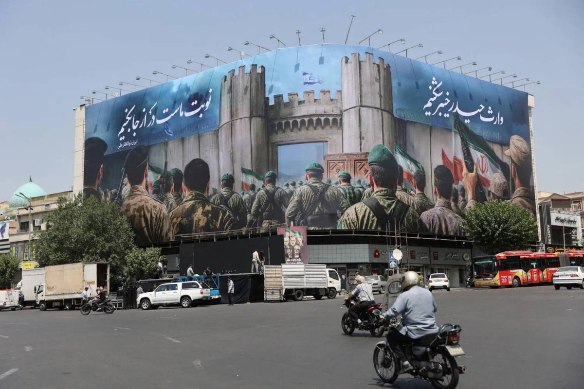إنذارات "مرتقبة"... إسرائيل تلوّح بقصف طهران على غرار ما فعلته في بيروت