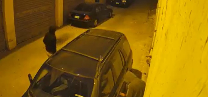 بالفيديو: مسلّحان يسرقان سيارة في حوش الأمراء