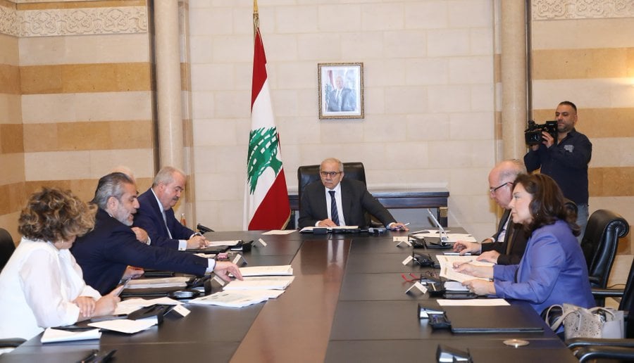 "الخصخصة ليست خيارًا"... جابر يؤكد تحول لبنان نحو جذب الاستثمارات


















