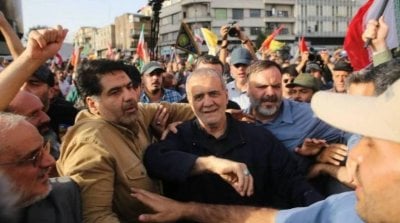 ضد الهجمات الأميركية والإسرائيلية... الرئيس الإيراني يقود تظاهرات شعبية!