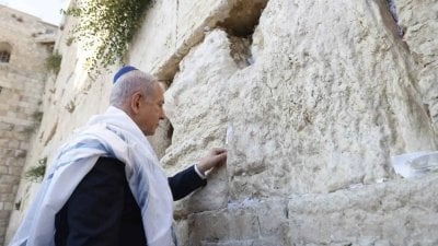  لسلامة ترامب واستمرار الحرب على إيران... نتنياهو يصلي في القدس!
