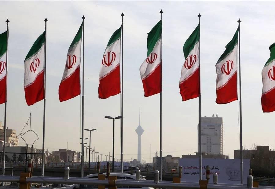 "نقل إحداثيات ومواقع حساسة"... إيران تعتقل سائح إلماني بتهمة التجسس!
