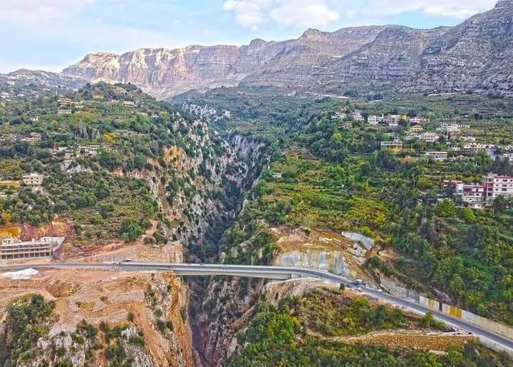 نداء استغاثة... شبان عالقون تحت جسر نمرين-بقرصونا!