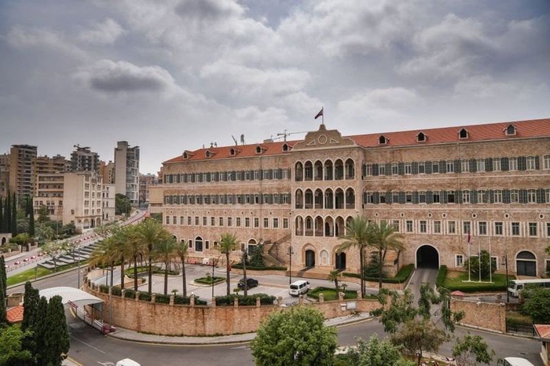 الوزير.. والـ 20 مرافق