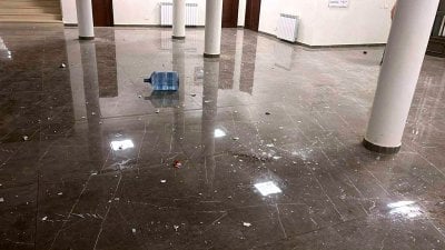 اقتحام يطال مرفقًا رسميًا ليلًا... تحطيم واسع وأضرار جسيمة! (صور)
