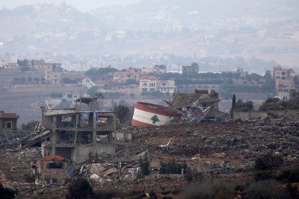 "أصر على البقاء"... مواطن ينجو من استهداف منزله في ميس الجبل