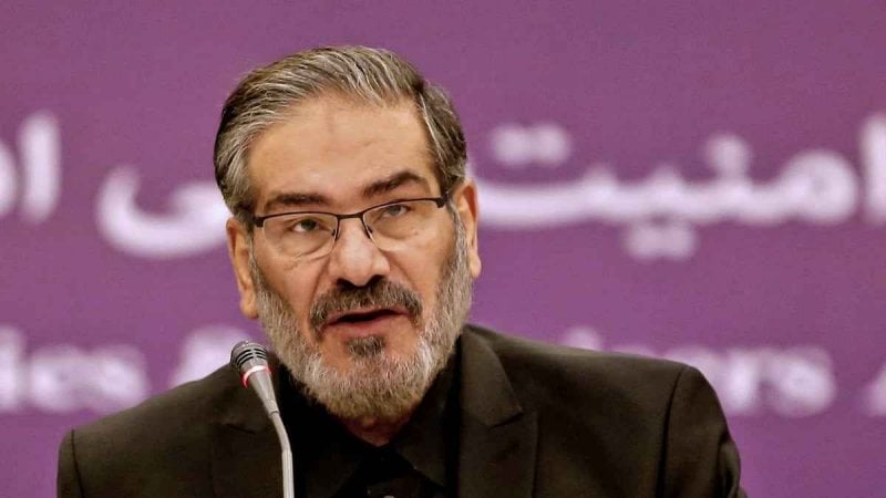 رغم إصابته... مستشار خامنئي يشارك في مراسم التشييع (صورة)