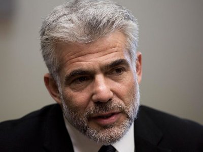 لابيد يرفض تدخل ترامب في محاكمة نتنياهو