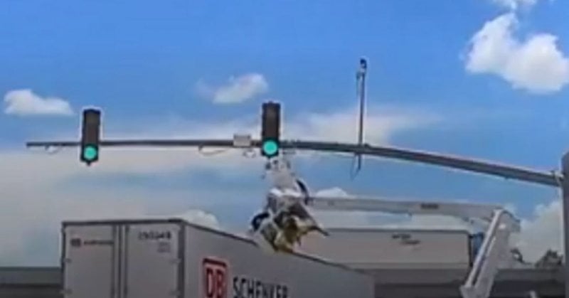 بالفيديو: حزام الأمان ينقذ حياة عامل بأعجوبة 