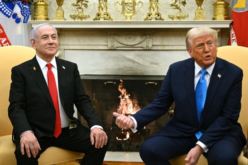 "بطل إسرائيل"... ترامب يطالب بمنح العفو لنتنياهو









