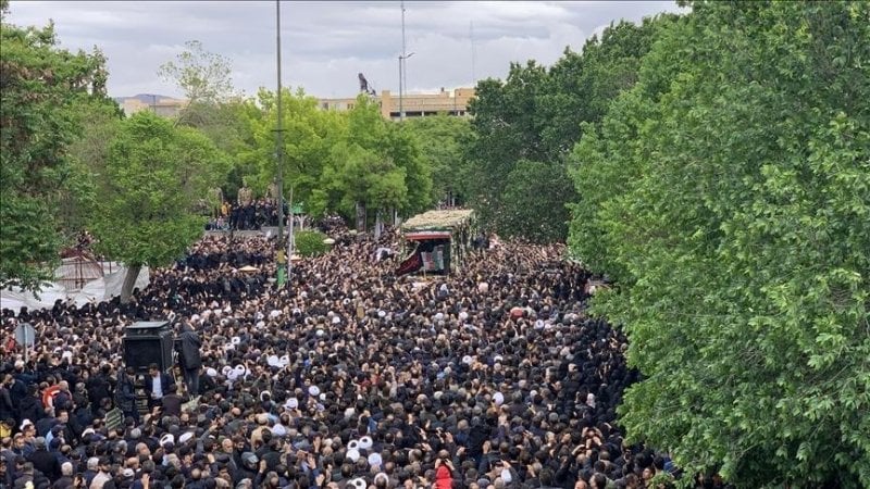 في تشييع مهيب ... بالصور:  الايرانيون يودعون قائد القوة الجوفضائية 