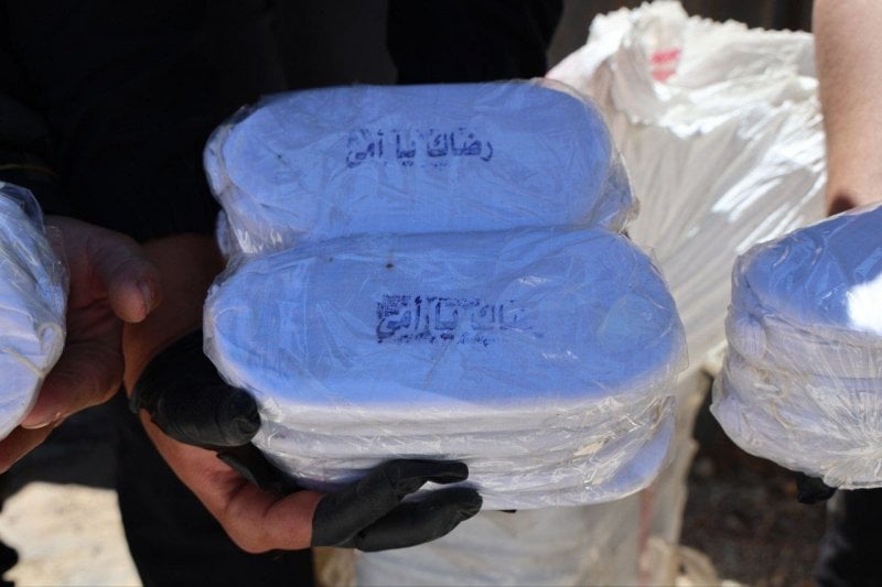 "رضاك يا أمي".. تفاعل واسع بعد ضبط شحنة مخدرات في سوريا



















