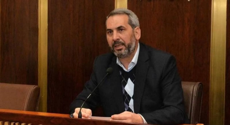 "لا تسليم للسلاح"... نائب الحزب يواجه الورقة الأميركية: من يظن ذلك هو أحمق