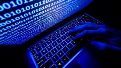 قراصنة إيرانيون يهددون باختراق حسابات
