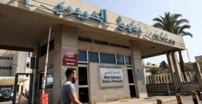 احتجاجًا على حرمان الرواتب... إضراب تحذيري لموظفي مستشفى رفيق الحريري 
