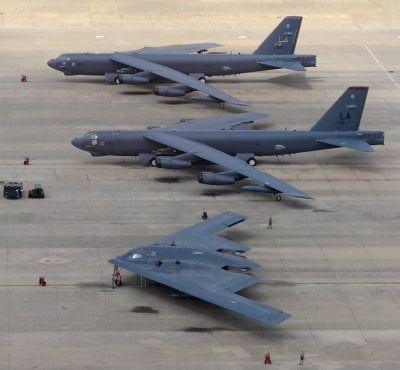 السفير الأميركي يشير إلى قاذفات B-2 في اليمن... وإسرائيل تتوعد 
