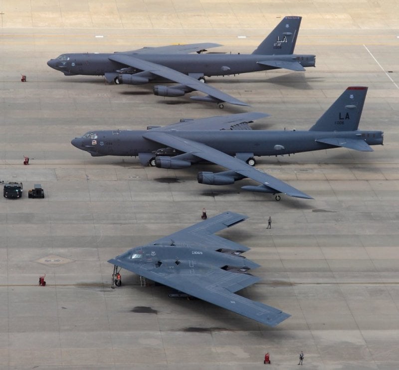 السفير الأميركي يشير إلى قاذفات B-2 في اليمن... وإسرائيل تتوعد 
