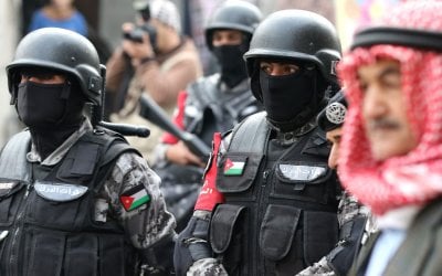بينهم نائب... الأمن الأردني يُحبط تهريب وثائق من 